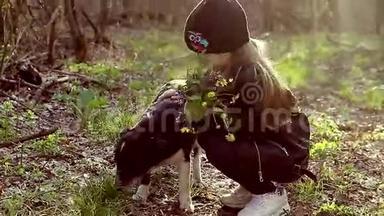 美丽的小女孩和他的狗在阳光明媚的日子里享受大自然。 可爱的孩子在森林里玩耍和徒步旅行，很早